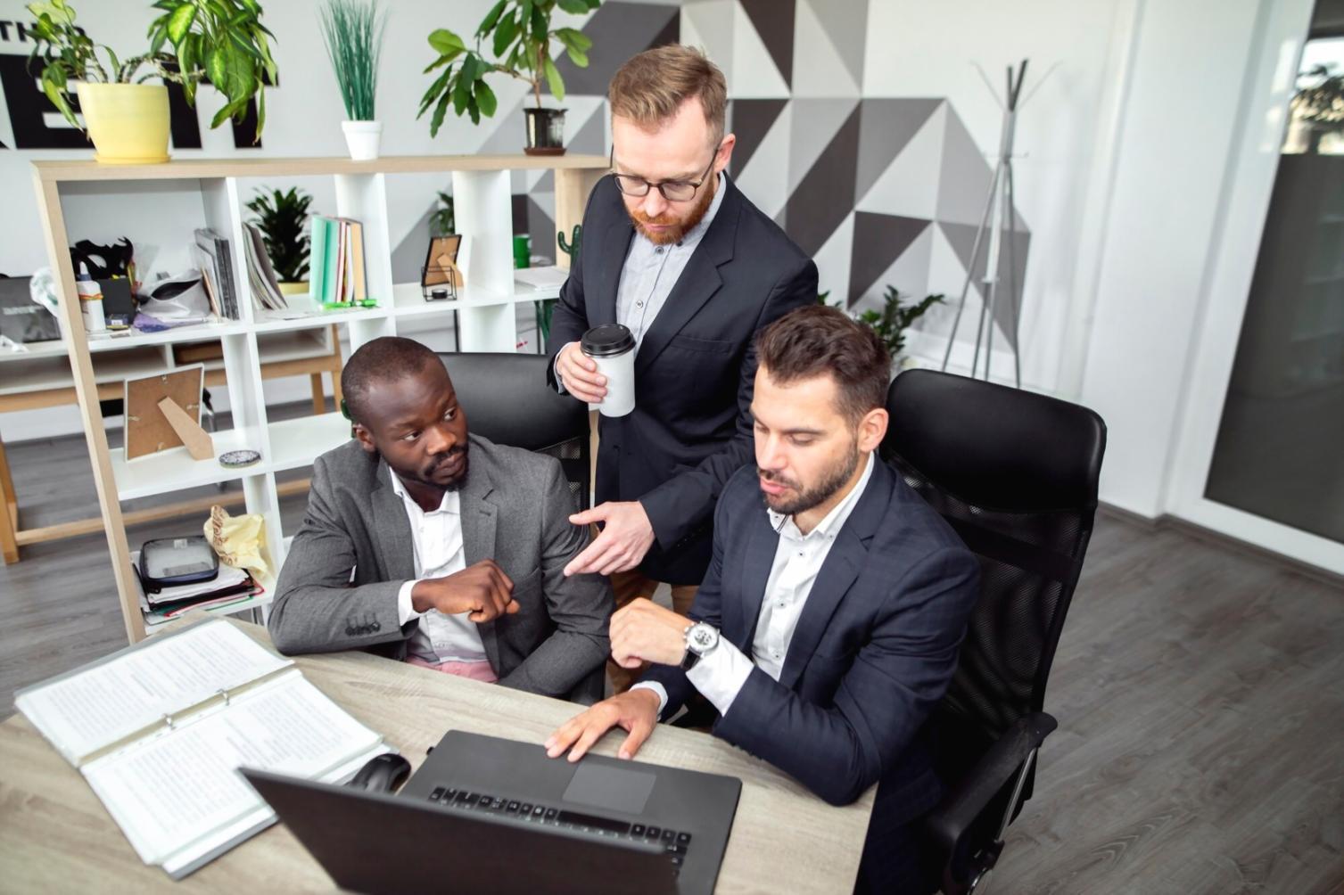 Professionelle Finanzberatung im modernen Büroumfeld